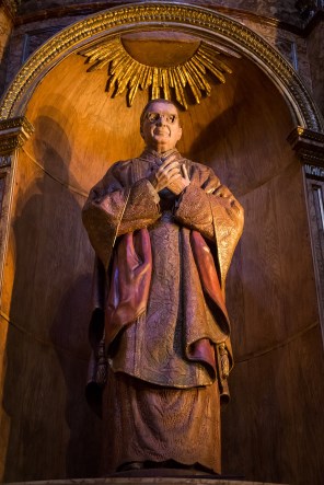 성 호세마리아 에스크리바_photo by Barcex_in the Pontifical Basilica of San Miguel in Madrid_Spain.jpg
